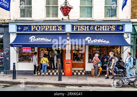 Persone che acquistano fish and chips al Poppies Fish & Chip Shop Spitalfields, Londra E1 Foto Stock