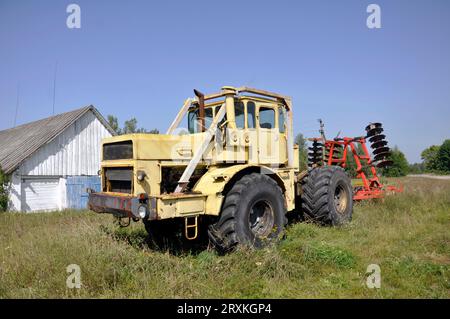 Vecchio trattore sovietico giallo Kirovets K 700. Foto Stock