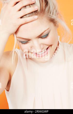Giovane donna ridere Foto Stock