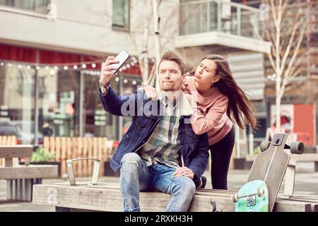 Giovane adolescente tenendo selfie insieme Foto Stock