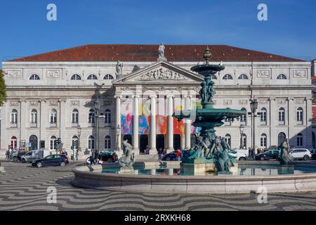 Portogallo, Lisbona, Piazza Rossio - Praca Dom Pedro IV - nel centro del quartiere Baixa di Lisbona, il Teatro Nazionale Dona Maria II e uno dei 2 me Foto Stock