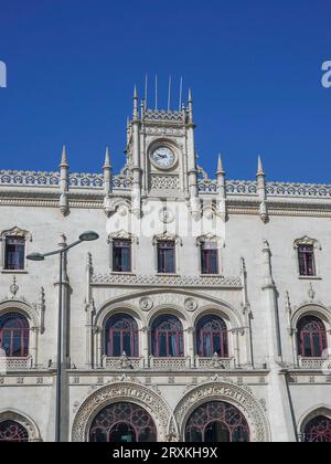 Portogallo, Lisbona, ingresso alla stazione ferroviaria di Rossio. Una stazione ferroviaria del XIX secolo costruita in stile neo-manuelino che serve la linea Sintra. Foto Foto Stock