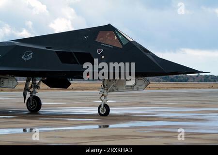 Lockheed F-117A Nighthawk bombardiere stealth che rullava dopo l'atterraggio alla Miramar Marine Corps Air Station. California, USA - 15 ottobre 2006 Foto Stock