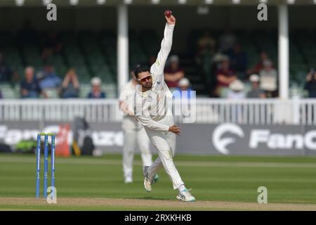 Canterbury, Inghilterra. 26 settembre 2023. Aron Nijjar del Kent Bowls durante il LV=Insurance County Champions match tra Kent e Lancashire. Kyle Andrews/Alamy Live News Foto Stock