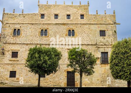 Palazzo Velarde/Palacio de las Arenas. Edificio rinascimentale con finestre ritmiche e una corona di pinnacoli. Santillana del Mar, Cantabria, Spagna. Foto Stock