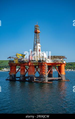 Piattaforma petrolifera Transocean leader a Invergordon in cielo limpido, colpo verticale Foto Stock
