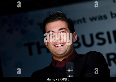 ARG di TOWIE (James Argent) sul palco in testa - Torquay Christmas Sparkle 2013 Foto Stock