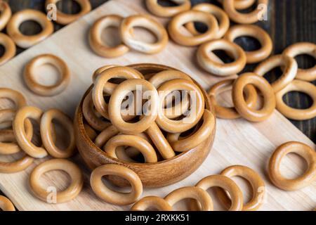 bagel di prodotti a base di farina solida, bagel secchi di piccole dimensioni, dessert fresco e non dolce per il tè Foto Stock