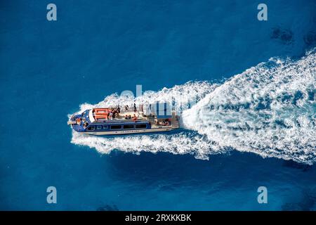 grande gita turistica di un giorno in barca su un mare cristallino sull'isola greca di zante o zante in grecia Foto Stock