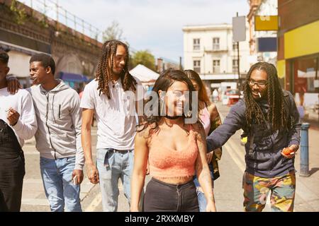 Amici a piedi lungo la strada Foto Stock