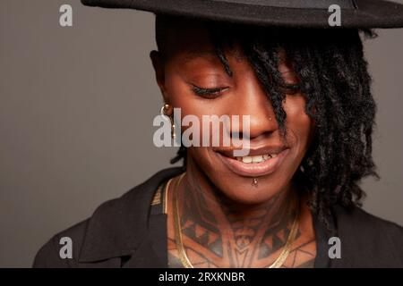 Ritratto di giovane donna con tatuaggi Foto Stock