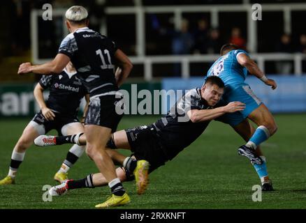 Freddie Lockwood dei Newcastle Falcons affronta .Joe Carpenter dei sale Sharks durante il match di Premiership Cup tra Newcastle Falcons e sale Sharks a Kingston Park, Newcastle, venerdì 22 settembre 2023. (Foto di Chris Lishman/mi News/NurPhoto) Foto Stock