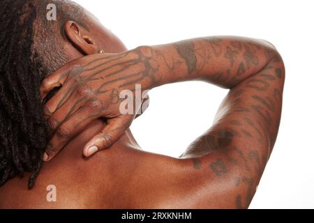 Braccio della giovane donna con tatuaggi Foto Stock