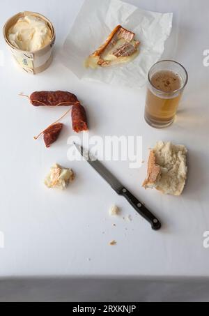 La salsiccia, il pane e la birra Foto Stock