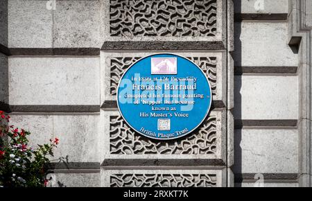 Una targa blu sul muro al 126 di Piccadilly, Londra, in cui si avvisa che Francis Barraud completò qui il suo cane dipinto "Nipper". E' stato usato dal suo Maestro Foto Stock