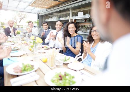 Gli imprenditori ad applaudire durante la riunione presso il ristorante Foto Stock