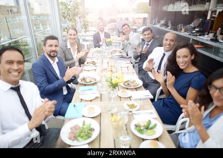 Gli imprenditori ad applaudire durante la riunione presso il ristorante Foto Stock