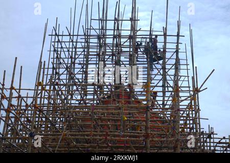 I lavoratori stanno realizzando una struttura temporanea di bambù, localmente chiamata "Pandal", per l'imminente Durga Puja ad Agartala. Tripura, India. Foto Stock