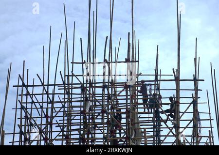 I lavoratori stanno realizzando una struttura temporanea di bambù, localmente chiamata "Pandal", per l'imminente Durga Puja ad Agartala. Tripura, India. Foto Stock