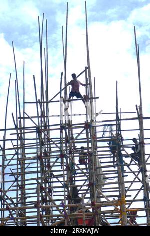 I lavoratori stanno realizzando una struttura temporanea di bambù, localmente chiamata "Pandal", per l'imminente Durga Puja ad Agartala. Tripura, India. Foto Stock