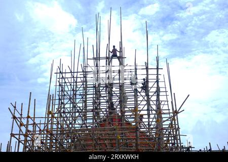 I lavoratori stanno realizzando una struttura temporanea di bambù, localmente chiamata "Pandal", per l'imminente Durga Puja ad Agartala. Tripura, India. Foto Stock