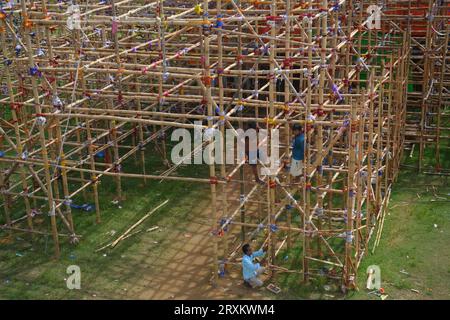 I lavoratori stanno realizzando una struttura temporanea di bambù, localmente chiamata "Pandal", per l'imminente Durga Puja ad Agartala. Tripura, India. Foto Stock