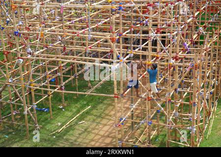 I lavoratori stanno realizzando una struttura temporanea di bambù, localmente chiamata "Pandal", per l'imminente Durga Puja ad Agartala. Tripura, India. Foto Stock