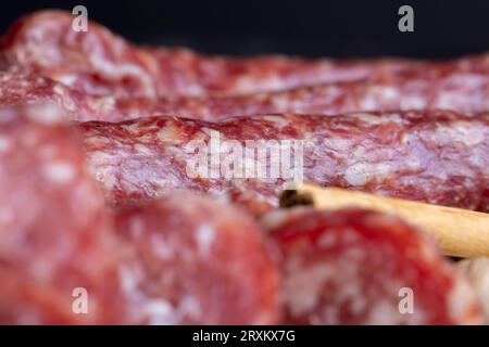 Salsiccia di vitello essiccata durante l'affettatura, preparazione di snack da salsiccia di vitello essiccata Foto Stock