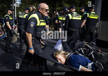 Paesi Bassi, l'Aia. 26 settembre 2023. Una protesta di attivisti del clima sulla A12. Il gruppo d'azione Extinction Rebellion ha bloccato l'autostrada per il diciottesimo giorno di fila in segno di protesta contro i regolamenti governativi che sostengono l'industria fossile. Foto: ANP / Hollandse-Hoogte / Ramon van Flymen netherlands Out - belgium Out Foto Stock