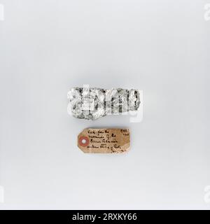 Roccia con etichetta su sfondo bianco Foto Stock