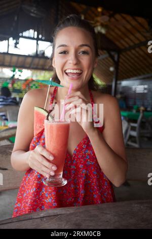 Giovane donna con drink di cocomero Foto Stock