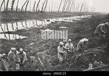 L'Yser à Ypres - estratto da "l'Illustration, Journal Universel" Quotidiano illustrato francese d'epoca 1917 Foto Stock