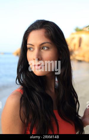 Ritratto di giovane donna con i capelli neri Foto Stock