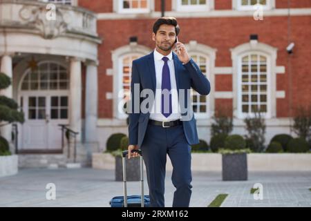Imprenditore parlando su smart phone Foto Stock
