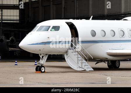 Il business jet G600 Gulfstream è parcheggiato all'aeroporto le Bourget. Parigi, Francia - 22 giugno 2023 Foto Stock