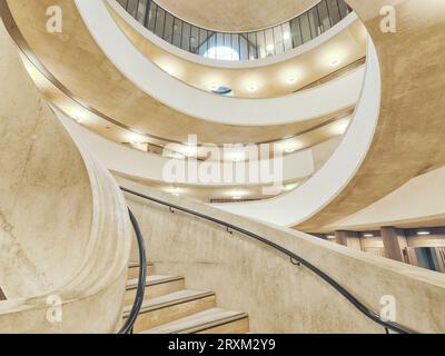 Basso angolo di visione della moderna scala a spirale Foto Stock