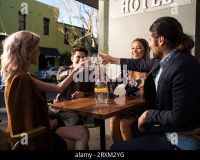 Amici facendo brindisi celebrativo Foto Stock