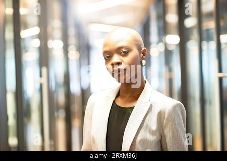 Ritratto di giovane imprenditrice nel corridoio di office Foto Stock