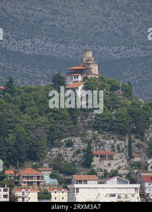 Trebinje, Bosnia ed Erzegovina - 22 settembre 2023: Chiesa di San Arcangelo Michael. Una passeggiata nella città di Trebinje nella federazione della Bosnia ed Erzegovina Foto Stock