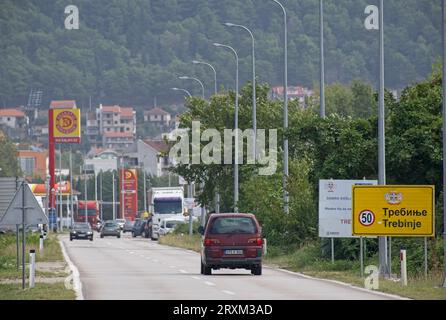 Trebinje, Bosnia ed Erzegovina - 22 settembre 2023: Una passeggiata nel centro della città di Trebinje nella federazione della Bosnia ed Erzegovina in un'estate soleggiata Foto Stock