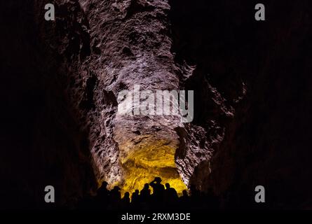 Sagome di persone in grotta Foto Stock