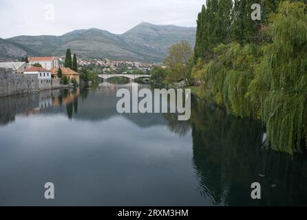 Trebinje, Bosnia ed Erzegovina - 22 settembre 2023: Una passeggiata nel centro della città di Trebinje nella federazione della Bosnia ed Erzegovina in un'estate soleggiata Foto Stock