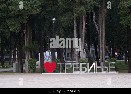 Trebinje, Bosnia ed Erzegovina - 22 settembre 2023: Una passeggiata nel centro della città di Trebinje nella federazione della Bosnia ed Erzegovina in un'estate soleggiata Foto Stock