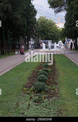 Trebinje, Bosnia ed Erzegovina - 22 settembre 2023: Una passeggiata nel centro della città di Trebinje nella federazione della Bosnia ed Erzegovina in un'estate soleggiata Foto Stock