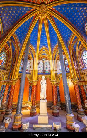 Cappella inferiore di Sainte-Chapelle con statua di Luigi IX Palais de la Cite, Parigi, Francia Foto Stock