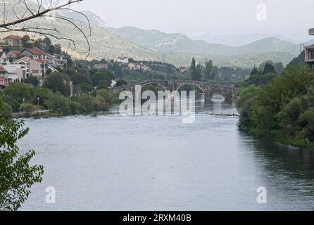 Trebinje, Bosnia ed Erzegovina - 22 settembre 2023: Una passeggiata nel centro della città di Trebinje nella federazione della Bosnia ed Erzegovina in un'estate soleggiata Foto Stock