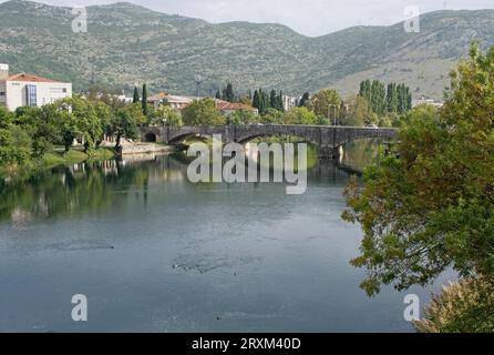 Trebinje, Bosnia ed Erzegovina - 22 settembre 2023: Una passeggiata nel centro della città di Trebinje nella federazione della Bosnia ed Erzegovina in un'estate soleggiata Foto Stock