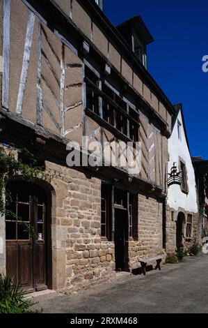 Un cartello della nave proietta da una delle antiche proprietà con porte in pietra ad arco rotondo ad Auray, nel sud della Bretagna, in Francia. Queste proprietà sono attualmente utilizzate per scopi commerciali. Foto Stock