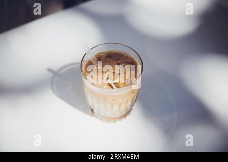 Caffè freddo su un tavolo bianco Foto Stock