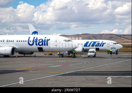 GROZNY - SEP 10: Due Boeing 737 con logotipo Utair sulla fusoliera ai Grozny International Airport il 10 settembre. 2023 in Russia Foto Stock